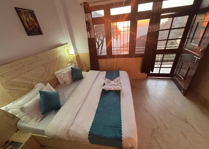 Vansathli I Near Mall Road Kasauli I Open Garden & Rooftop I By Humble Stay Villa