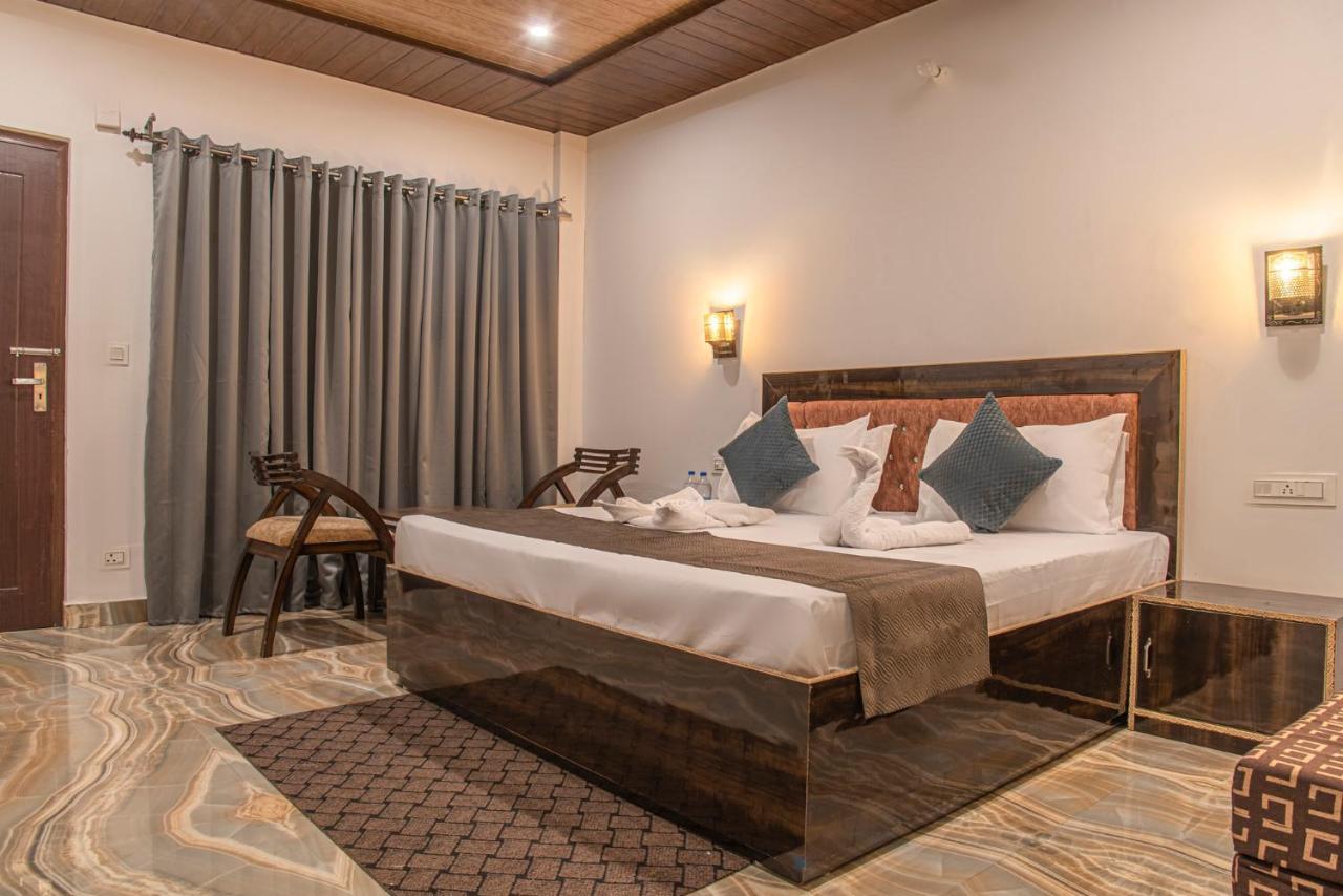 Vansathli I Near Mall Road I Open Garden & Rooftop I By Humble Homestay Kasauli