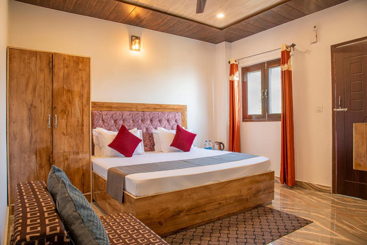 Homestay Vansathli I Near Mall Road I Open Garden & Rooftop I By Humble Kasauli