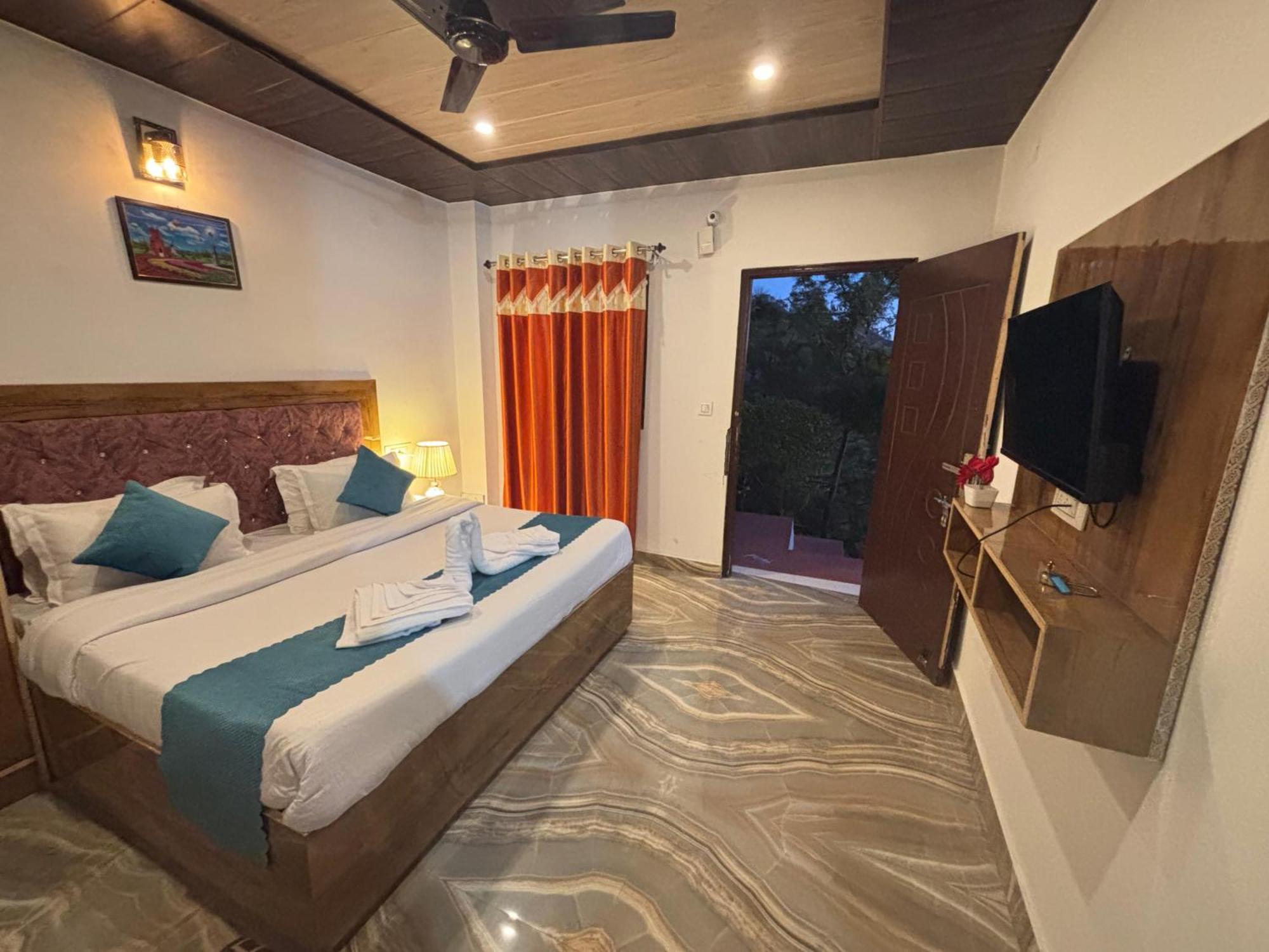 Vansathli I Near Mall Road I Open Garden & Rooftop I By Humble Homestay Kasauli