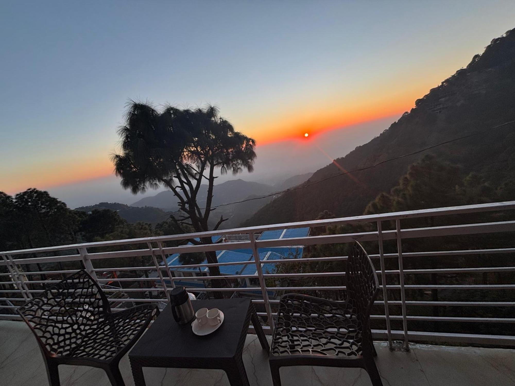 Vansathli I Near Mall Road I Open Garden & Rooftop I By Humble Homestay Kasauli